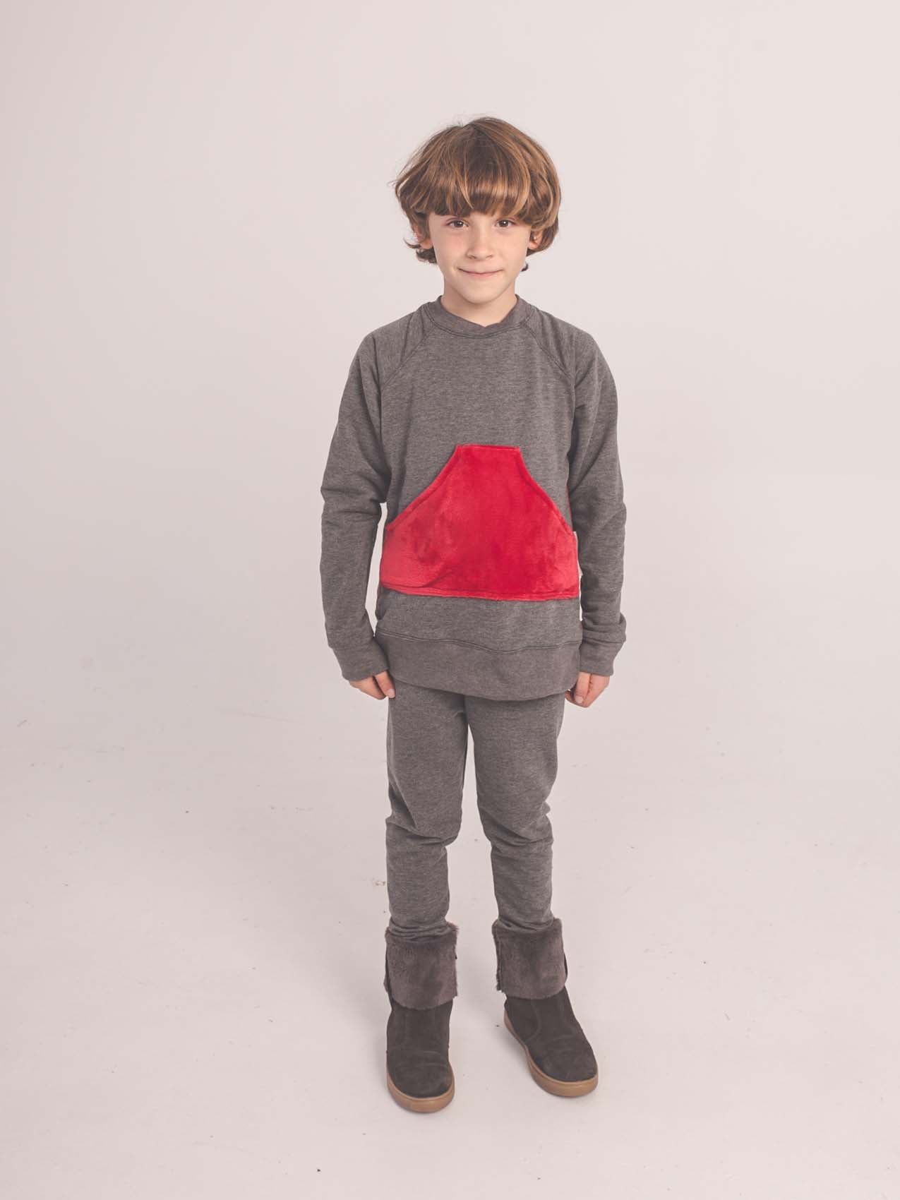 FELPA GRIS CON BOLSILLO ROJO