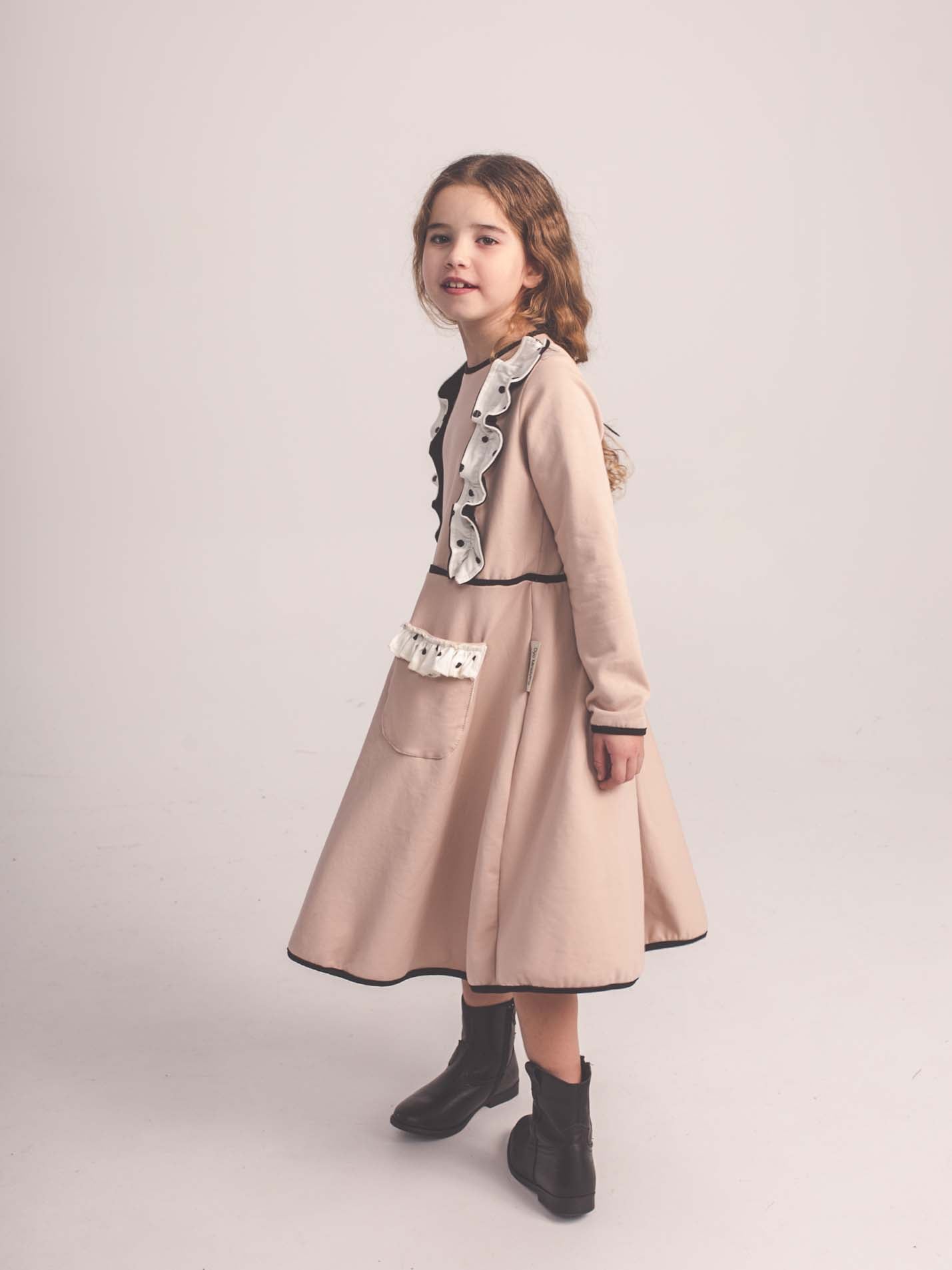 VESTIDO FELPA BEIGE CON VOLANTES EN LUNARES
