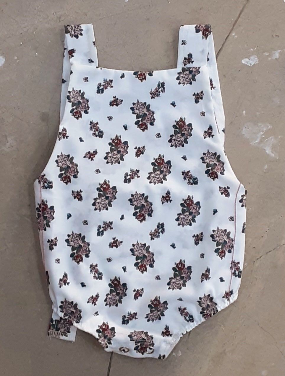 PETO BEBÉ BLANCO CON ESTAMPADO DE FLORES