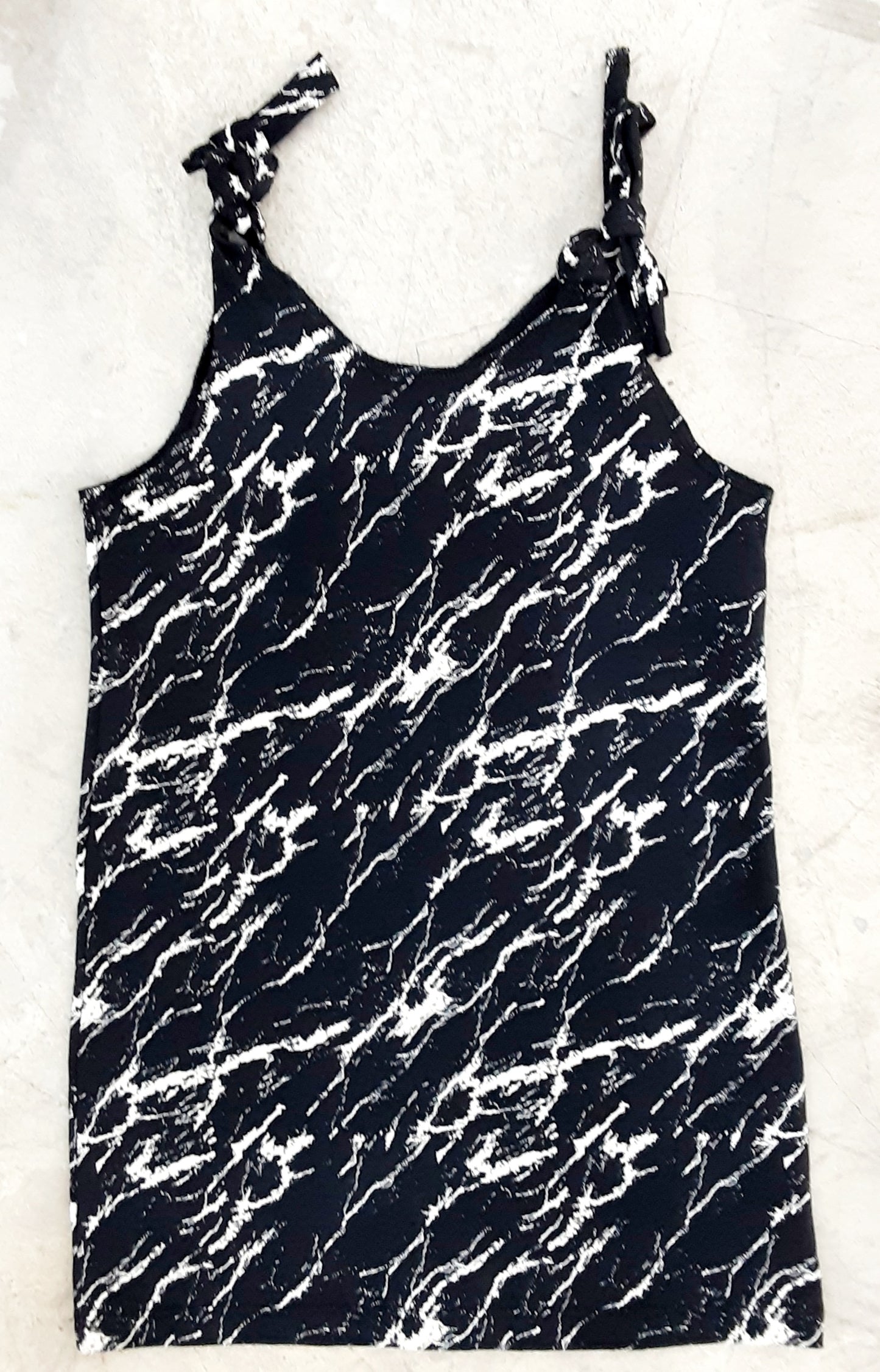 VESTIDO MARMOL NIÑA NEGRO DE TIRANTES.
