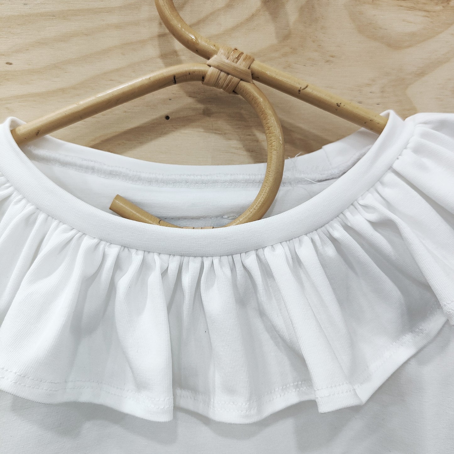 CAMISETA BLANCA MANGA LARGA CUELLO
