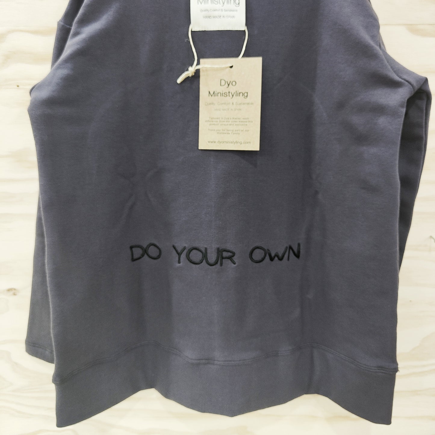 FELPA GRIS PLOMO BOLSILLO BORDADO LOGO