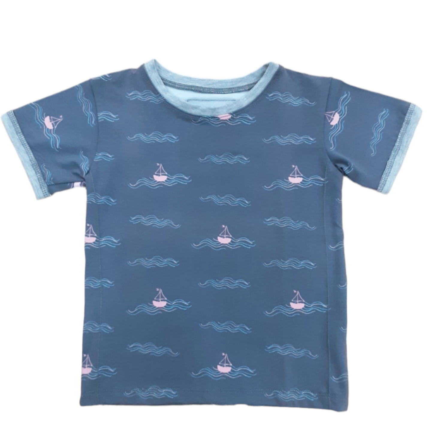 CAMISETA MANGA CORTA BARCOS GRIS.