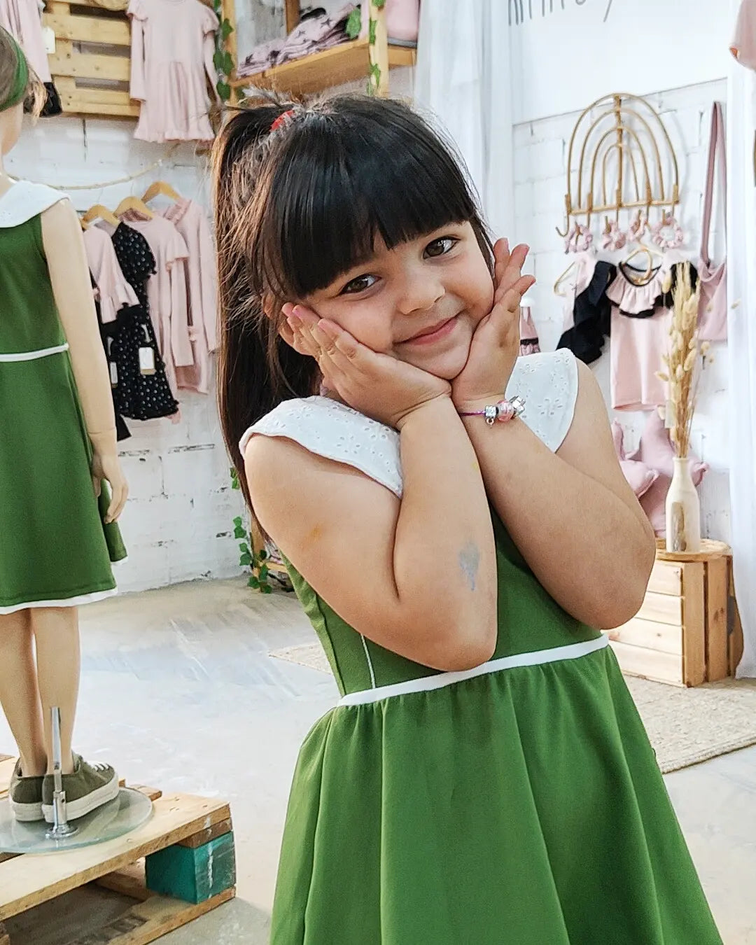 VESTIDO VERDE NIÑA CUELLO BLANCO