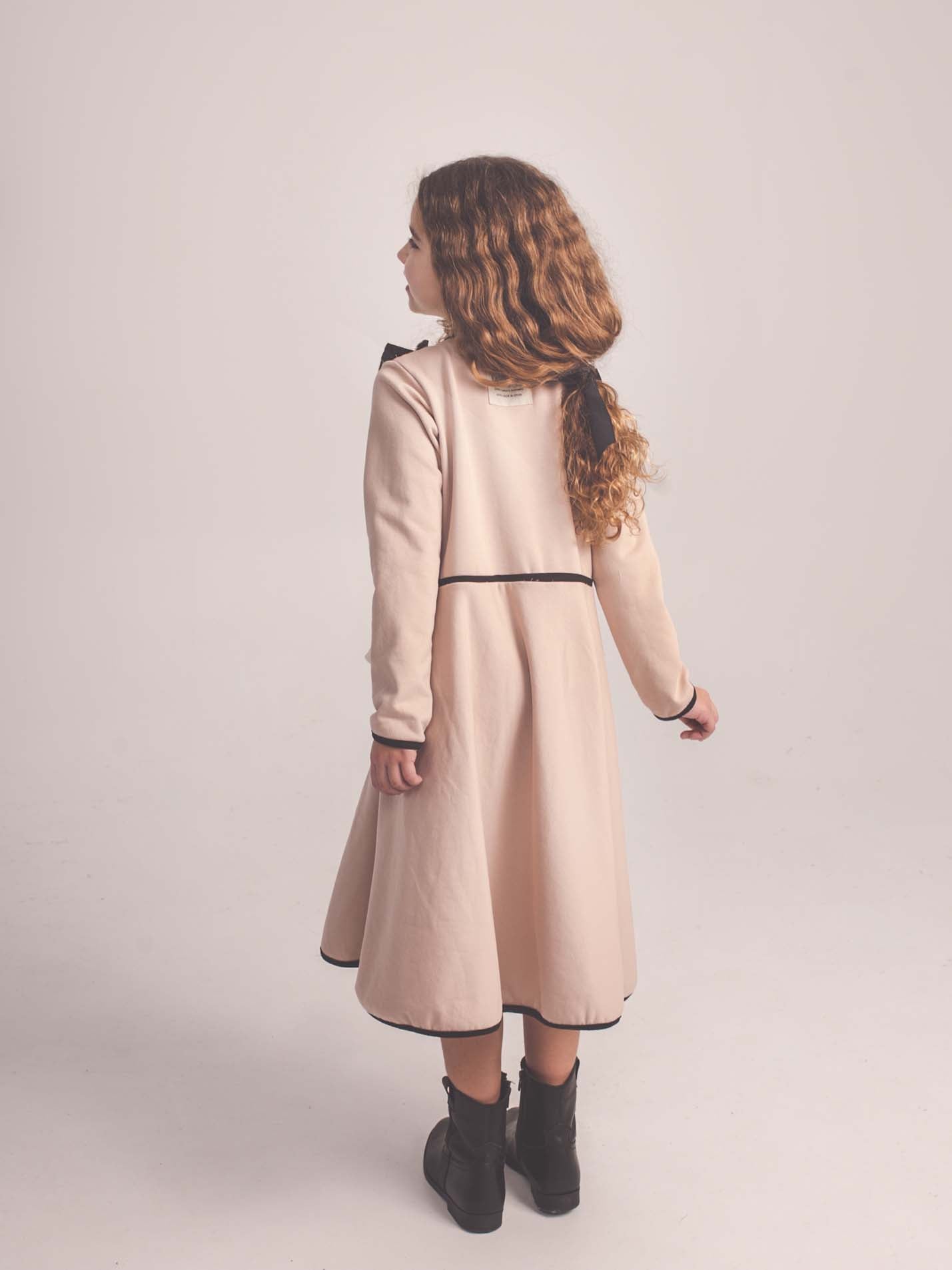 VESTIDO FELPA BEIGE CON VOLANTES EN LUNARES