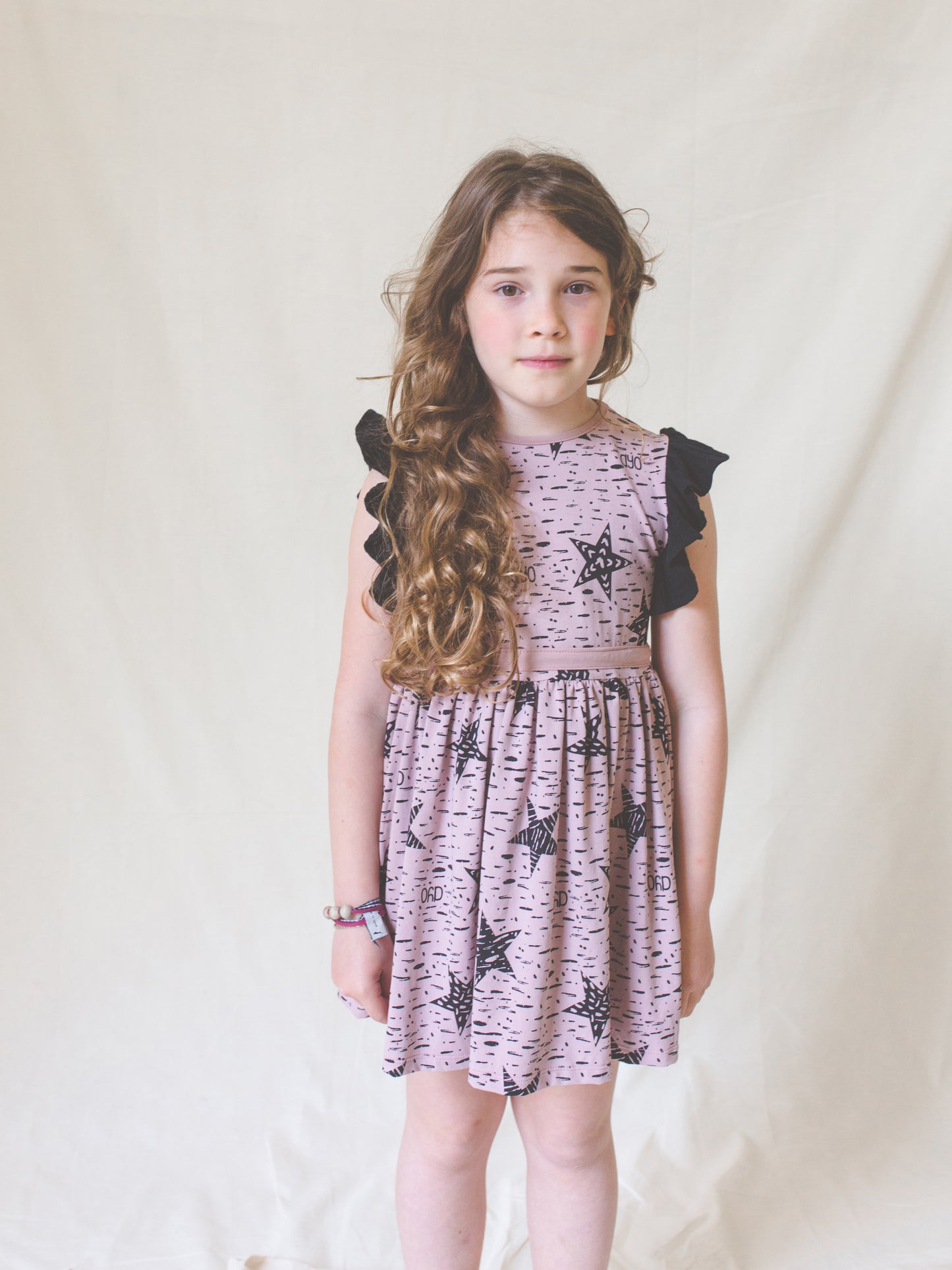 Vestido vuelo infantil rosa/ Diseño sostenible y ecológico/ Moda infantil