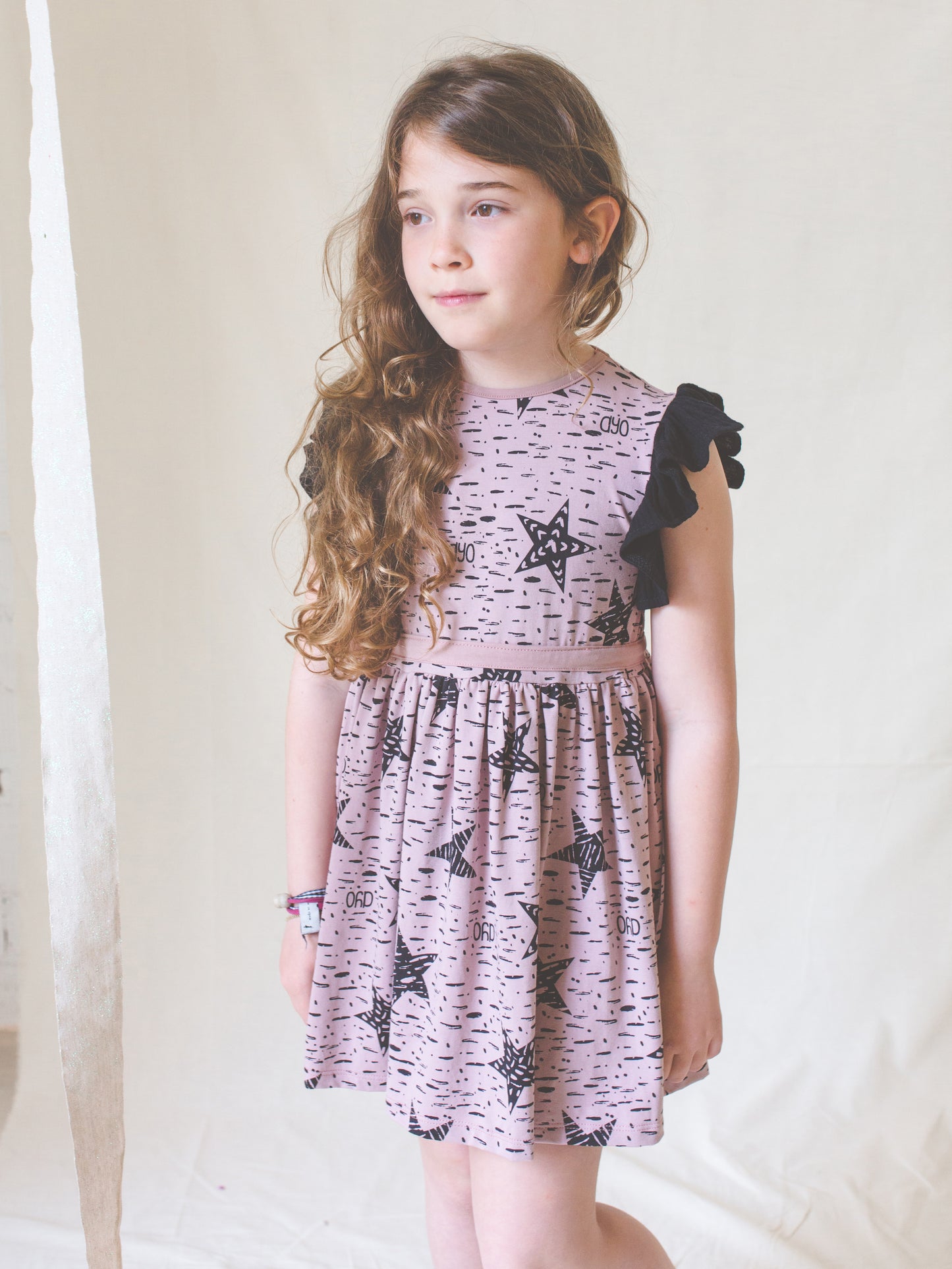 Vestido vuelo infantil rosa/ Diseño sostenible y ecológico/ Moda infantil